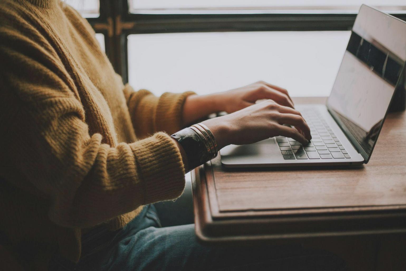 Sesión de análisis financiero con documentos y calculadora
